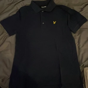 Lyle and scott pikétröja  - Väldigt snygg pikétröja från Lyle and scott Small, normal passform  Marinblå