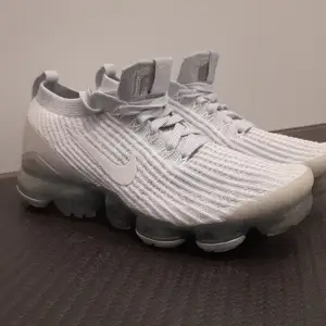 Nike vapormax⬜️bra skick✅️ äkta utan box 📦 super sköna att ha på sig