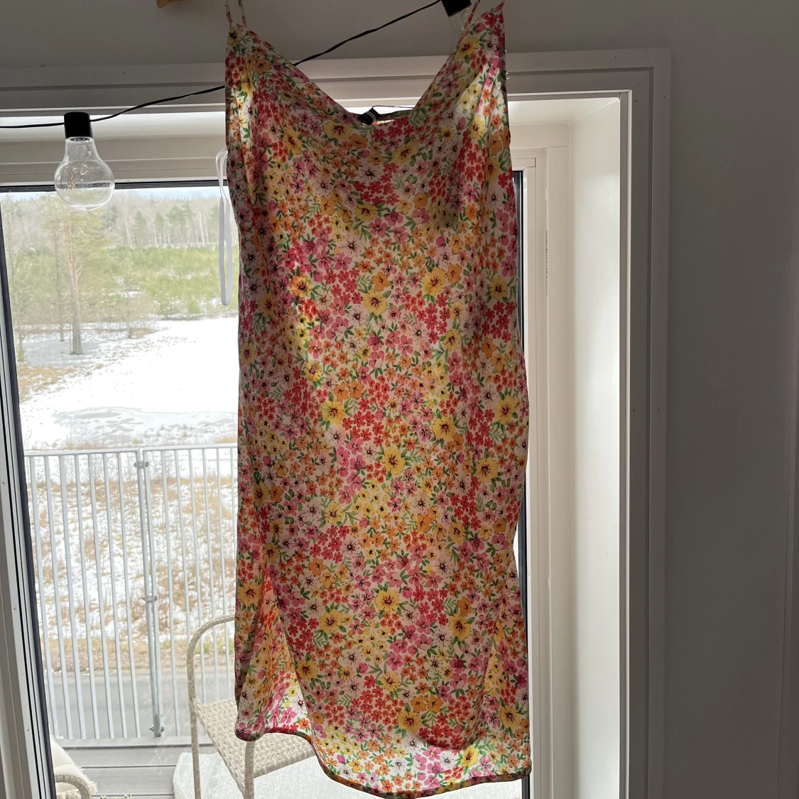 Blommig söt satinklänning