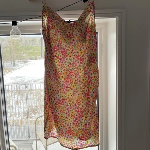 Blommig söt satinklänning - Helt ny blommig jättesöt satinklänning från Vero Moda.