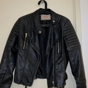 Skinnjacka  - Jag säljer min svarta skinnjacka från Voyelles i storlek 40. Den är i bra skick men använder inte den längre. Priset kan diskuteras. 
