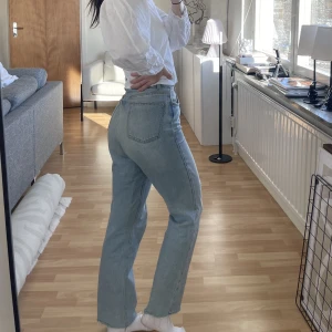 Jeans NAKD - Jeans från nakd, storlek 34!🌸 litet hål på vänster framsida lår därav priset.