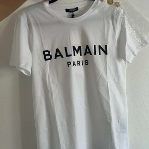 HELT NY - Säljer en helt ny balmain tröja! Har tyvärr inte kommit till användning så därför hoppas jag någon annan ksk får det! 