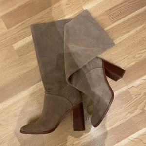 Beiga boots - Säljer mina supersnygga beiga boots från mango! Har använt de två gånger och säljer på grund av att de är lite för små för mig, i super bra skick☺️