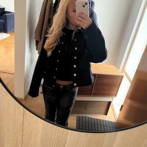 mörkblå kappa - Säljer denna fina kappa som bara är använd en gång, köp i london på Zara för 50 pund. Pris kan diskuteras 🫶