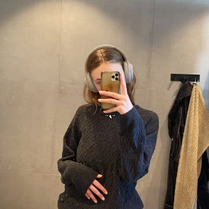 Peak performance tröja - Stickad tröja från peak performance i väldigt bra skick! Lite nopprig men inget som inte går att lösa!:)  Strlk M men passar allt från xs-m