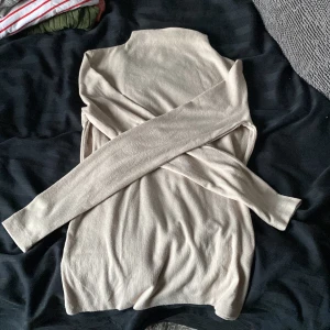 Beige långärmad tröja  - Beige långärmad mjuk tröja med lite poloneck