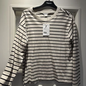 Tröja  - Helt ny randig tröja från MONKI. Strolek S 