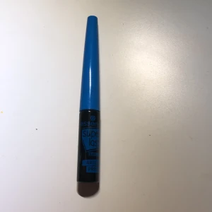 Helt oanvänd vattentät eyeliner❤️ - Vatten tät helt oanvänd eyeliner helt svart kommer från en dyr afär.