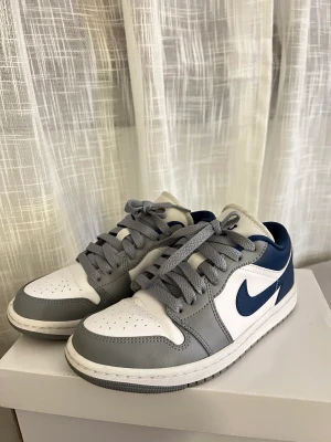 Nike Air Jordan 1 Low - Använda sparsamt. Nike Air Jordan 1 Low, i storlek 36,5. Finns kvittot kvar.