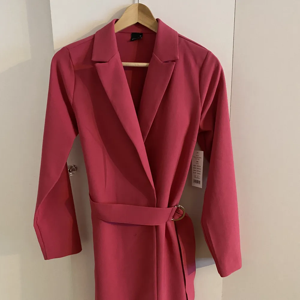 En super fin rosa kavaj/klänning från Gina i storlek 34. 💖  Prislapp kvar.   Nyskick.   Nypris - 599 :-  Säljer för 350. Kostymer.