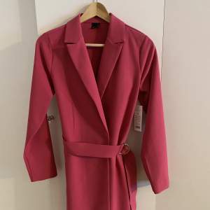 En super fin rosa kavaj/klänning från Gina i storlek 34. 💖  Prislapp kvar.   Nyskick.   Nypris - 599 :-  Säljer för 350
