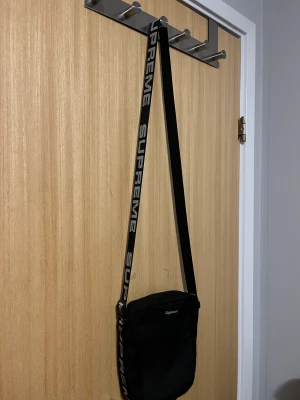 Supreme Shoulder Bag - Tjena, säljer nu min äkta supreme shoulder bag då den inte riktigt är min stil längre, den är i nyskick! Hör gärna av er vid frågor!