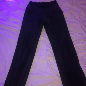 Mörkblå juicy  - Jag säljer ett par juicy byxor mörkblåa för 600kr sparar till ett par skor använda någon gång e 168cm sitter jätte bra 