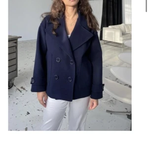 Jacka - Kickar intresse om någon skulle vilja köpa denna jacka av mig ifrån designbysi! Storlek XS/S