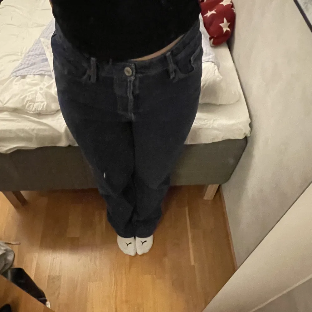 Säljer dessa jeans som är slutsålda på Zara. Inga tydliga tecken på användning förutom lite slitningar längst ner på benen. Mycket sköna och sitter perfekt. ❤️‍🔥❤️‍🔥 frakten står säljaren för! . Jeans & Byxor.