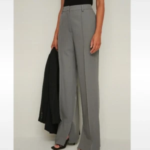 Gråa kostymbyxor - Gråa kostymbyxor med slits på sidorna.  Storlek 38 Mitt pris: 300