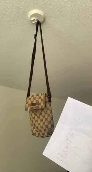 gucci bag - Gucci GG shoulder bag cond 7/10 använt en del men inget fel på den ny pris 7000kr BUD TAS EMOT!! 