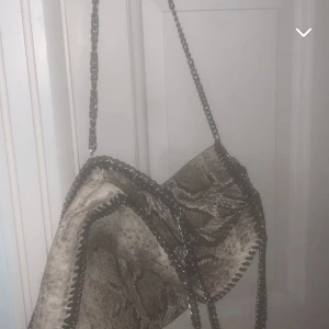 Stellamcckatner väska i vegan skinn - En Stella väska i vegan skinn väldigt fin och i bra skick 