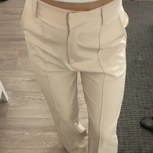Kostymbyxor beige Tall - Beige kostymbyxor från Madlady i storlek M 32. Byxorna är långa i benen.