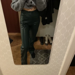 Skinnbyxor  - Vida/straight skinnbyxor från bikbok i färgen grön. Otroligt bekväma men kommer inte till användning, långa i benen 