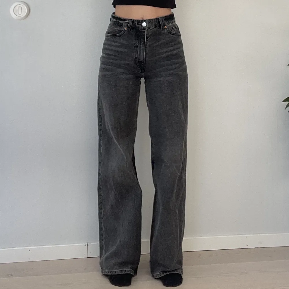 Gråa highwisted jeans från Monki🙈💕. Jeans & Byxor.