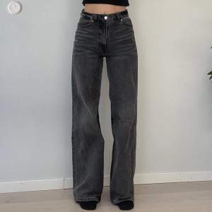 Gråa highwisted jeans från Monki🙈💕