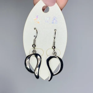 Örhängen - (Frakt 15kr) Fina och helt oanvänvända örhängen! Gjorda av rostfritt stål. Vill du köpa fler av örhängena jag lagt ut kan du få rabatt 😁💗