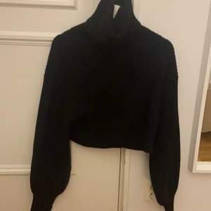 Stickad tröja - En svart stickad tröja med polokrage  från NA-KD i storlek S andvänd typ 3 ggr 💗