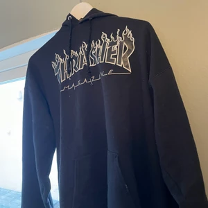 Trasher hoodie - Hejsan, säljer nu min svarta Trasher hoodie (ovanlig färg), i strl L, nypris 1.249, Använt skick så säljer för ett väldigt bra pris