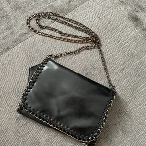 Svart väska - En fin väska i bra skick, pris kan diskuteras vid snabbaffär 