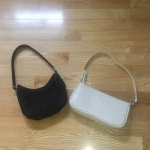 Väskor.  - Säljer dessa väskor. Köpta för 1-2 år sedan. Jag säljer  eftersom jag inte har användning av de. Helt defektfria båda två. Du kan antigen köpa en eller båda, det avgör du själv. Högsta bud vinner. 