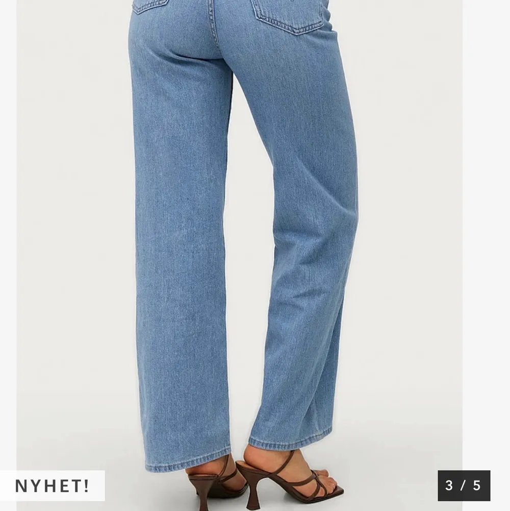 Osäker på om andra bilden är samma modell som jag säljer men ser ungefär ut så! Jag säljer den billigt pågrund av att dem sitter för stort på mig och pga att jag rensar💗                 Priset går att diskutera, storlek 28. Jeans & Byxor.