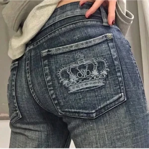 Lågmidjade Jeans - Säljer mina fina Victoria Beckham byxor då dom inte kommer till användning längre:(((. Lite slitage i slutet av baksida ben, men syns knappt!! DIREKTPRIS: 400kr ♥️♥️ Innerbenslängden:78cm midjemåttet: ca 85cm