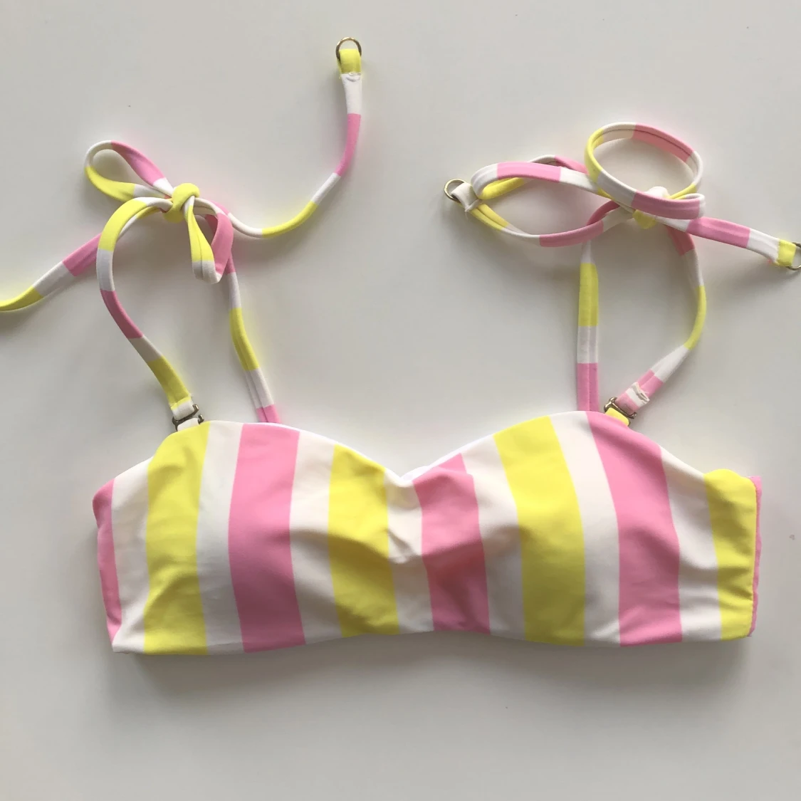 Randig bikiniöverdel