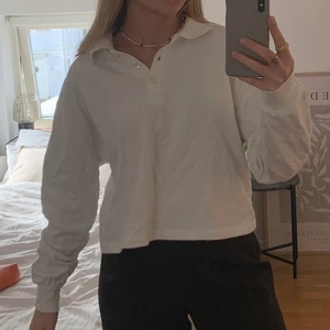 Vit tröja - Vit tröja i oversized modell🧡🍒✌🏼 Kan skicka med köparen står för frakten :)
