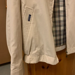Vintage Ralph Lauren jacka - Storlek L. ASOS Originalpris : 2159 SEK. Köpt second hand för 800 kr bra skick, knappen sitter lite löst men fungerar utan problem. 