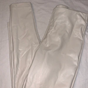 Skinnbyxor - ljusbeiga/vita Skinnbyxor och bruna Skinnbyxor ifrån only som jag inte använder, stretchiga och högmidjade, super sköna då det är ett mjukt material innanför som ej gör så de klibbas fast på bena. Ett par 200 båda för 350kr!