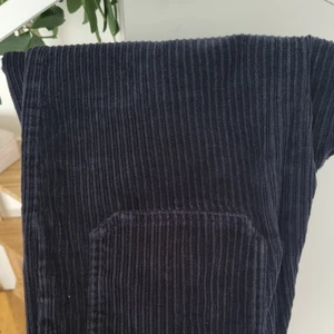 Blåa manchesterbyxor  - Mörka, blåa manchesterbyxor från monki. Stretching, raka i benen och sköna! Används inte för att de drar åt sig hår, och jag har hund, så inte så bra kombination. 🐶