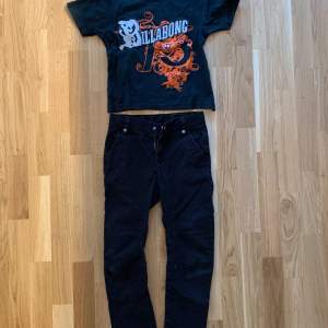 Cool outfit för barn stl 128. Svart t-shirt Billabong och svarta jeans.  Säljer fler barnkläder. 