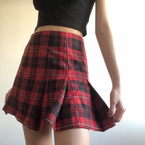 Rutig 90tals kjol - Så söt veckad klassisk skotskrutig 90tals kjol. Äkta Så fint med boots men tyvärr lite för stor för mig. Helt oanvänd, äkta vintage och köpt på vintagebutik. Toppskick verkligen.