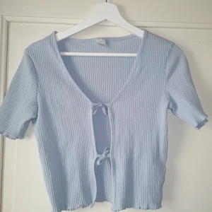 Söt ljusblå topp - Superfin ribbad topp från lindex som passar xs-s. Knyts fram till. Som ny och superfin ljusblå färg! 