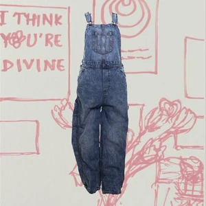 Monki hängselbyxor XS - Superfina hängselbyxor från Monki i storlek XS. De passar mig som är 169 cm lång men slutar lite innan foten, så vill man att de ska sitta sådär pösigt som på bilden är det bättre om man är lite kortare :)