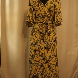 Helt ny omlottklänning, storlek M  - Omlottklänning i nyskick. Justerbar storlek, ca S-L. prislappen sitter kvar. Provdockan har storlek 34.