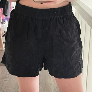 Svarta Linne shorts - Svarta linne shorts (steamar dem självklart innan jag postar) st 42 men sitter snyggt oversized på mig som är en 38!! Perfekta nu till sommaren!!