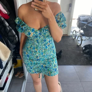 Klänning - Söt blommig klänning, som man kan spänna hur man vill i mitten