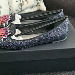 Ballerinaskor Karl Lagerfeld  - Grittriga ballerinaskor från Karl Lagerfeld. Storlek 38, använd bara 1 gång.