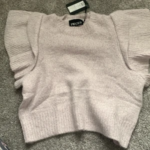 Stickad topp - Super gullig topp från pieces som alldrig är använd. Ny köpt, lappen finns kvar!!