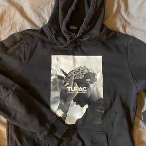Fet Tupac hoodie i nyskick!! As snygg som oversized!