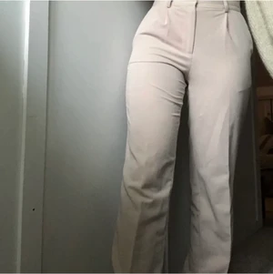 Kostymbyxor  - Perfekta kostymbyxor att klä upp sig med eller klä ner sig till vardags. Sitter bra i midjan och är i bra skick💗köparen står för frakt 